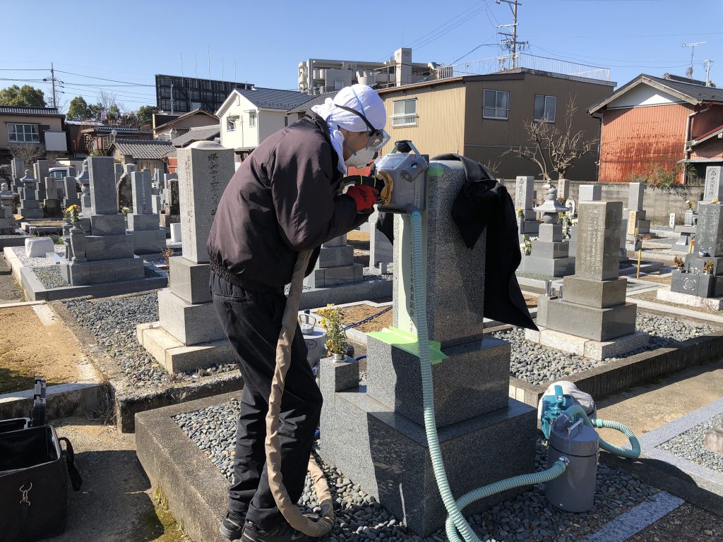 お墓の現場彫り