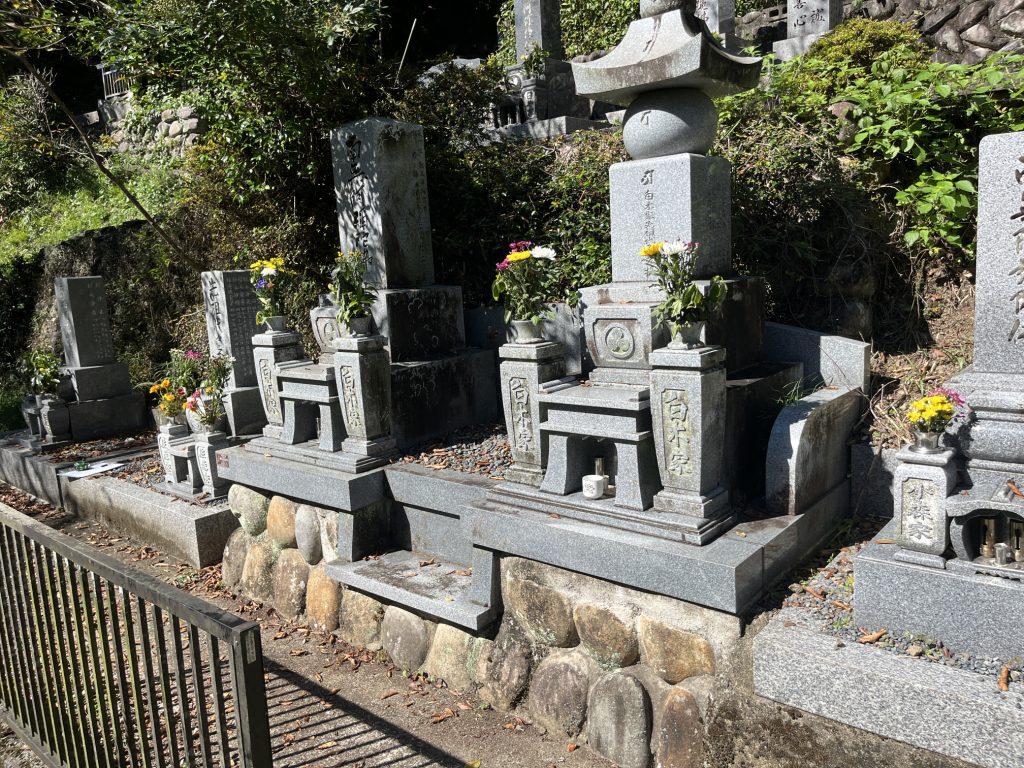 岐阜県山県市谷合の墓地