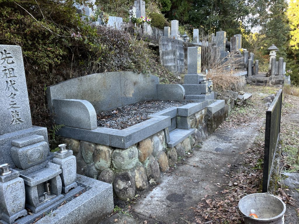 岐阜県山県市谷合の墓地