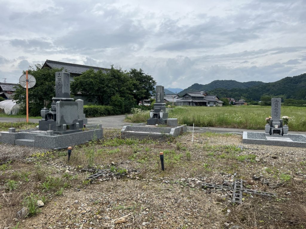 山県市藤倉の墓地