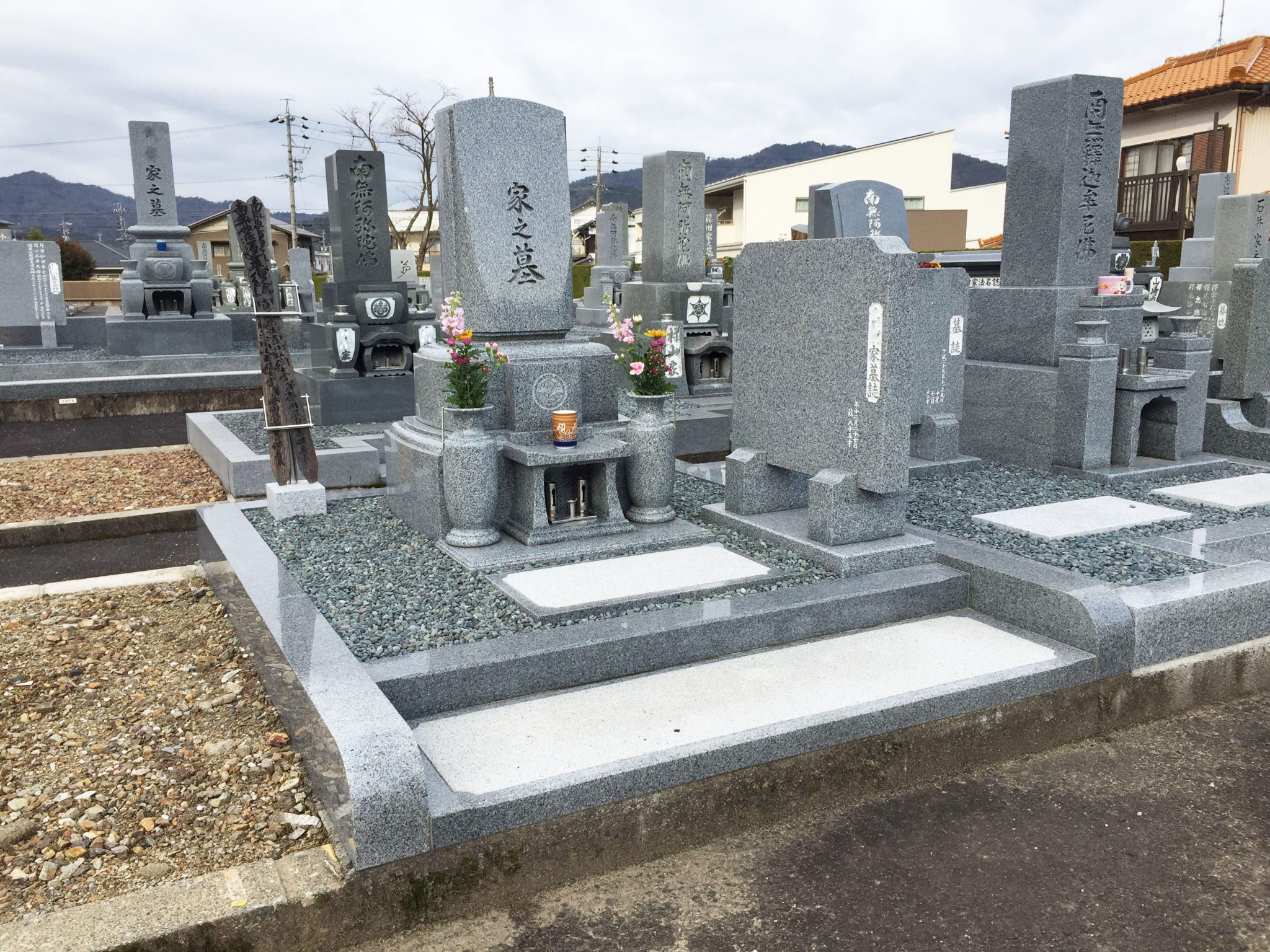 大龍寺 デザイン墓石 和洋折衷型のお墓 外柵と 墓誌