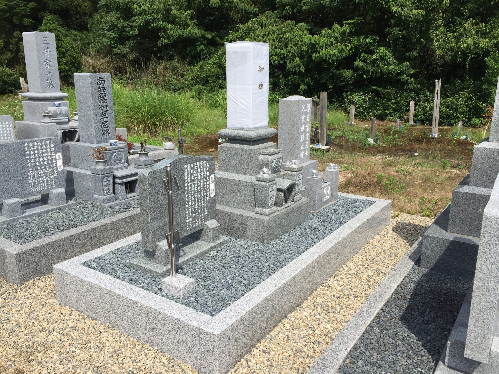 山県市大桑 アーバングレー石 9寸墓石 古い墓石の据え直し