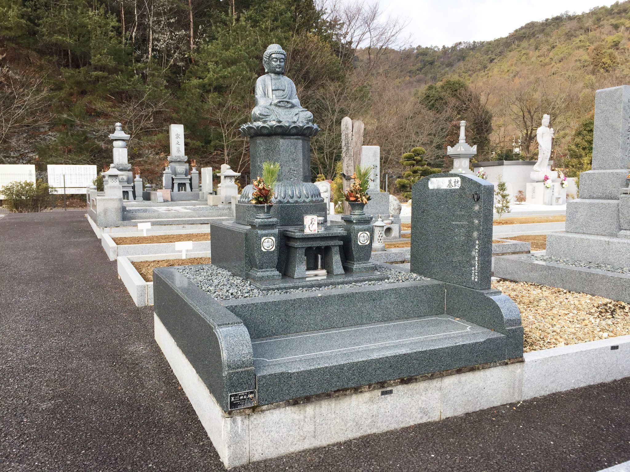 宗派のご本尊を主体とするお墓です。