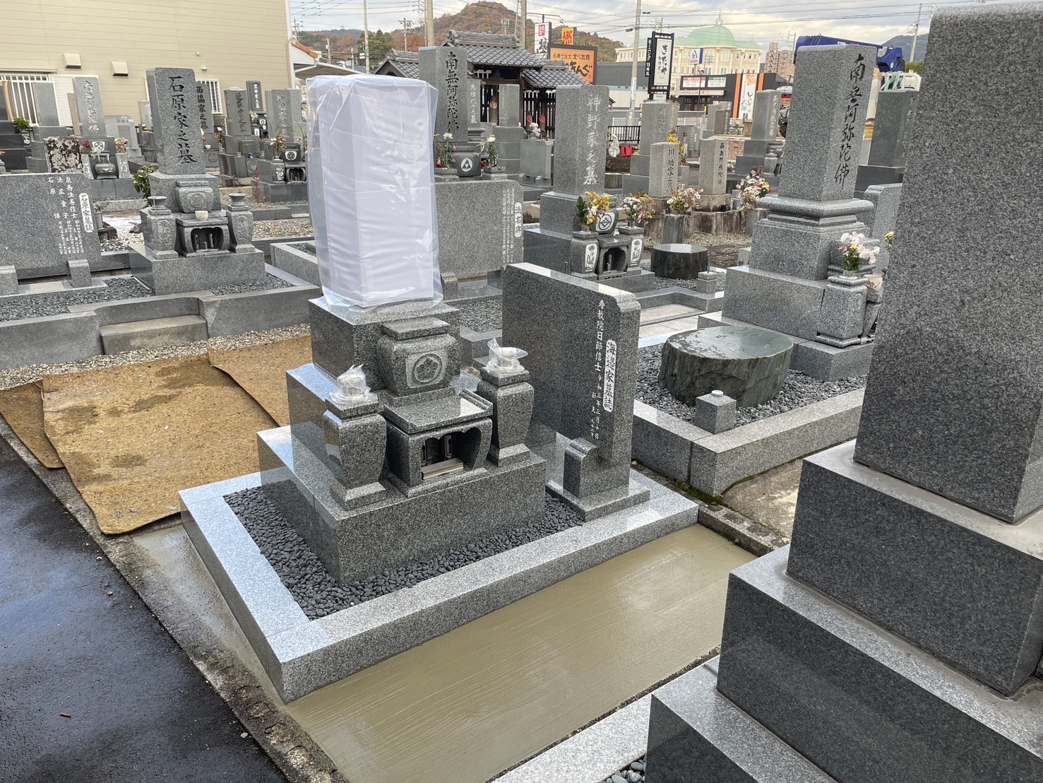 インド産アーバングレー石 八寸三段　吉祥型墓石